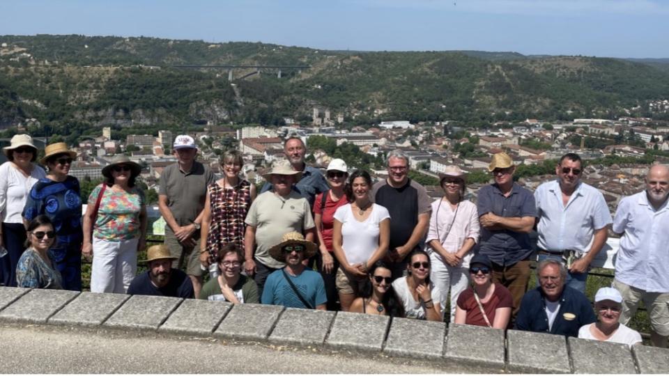 La délégation bourguignonne et ses hôtes lotois avec la ville de cahors en arrière-plan